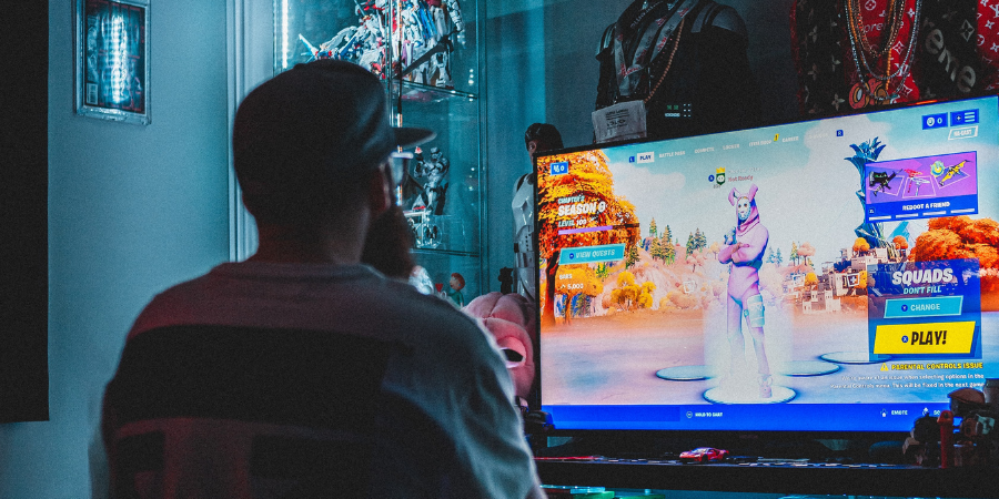 gaming-addiction-man-playing-fortnite